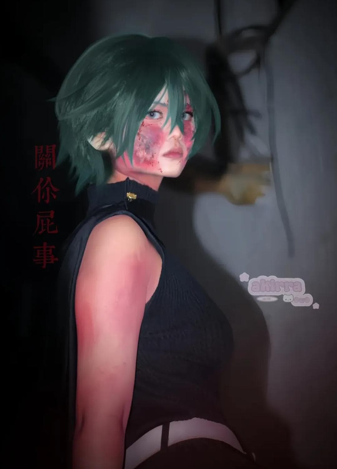 Cosplay makeup sekolah anime dengan wig putih dan kacamata